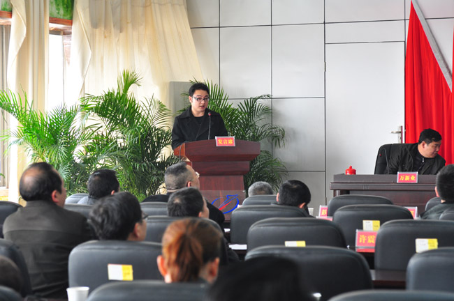 先進(jìn)個(gè)人代表上臺(tái)發(fā)言